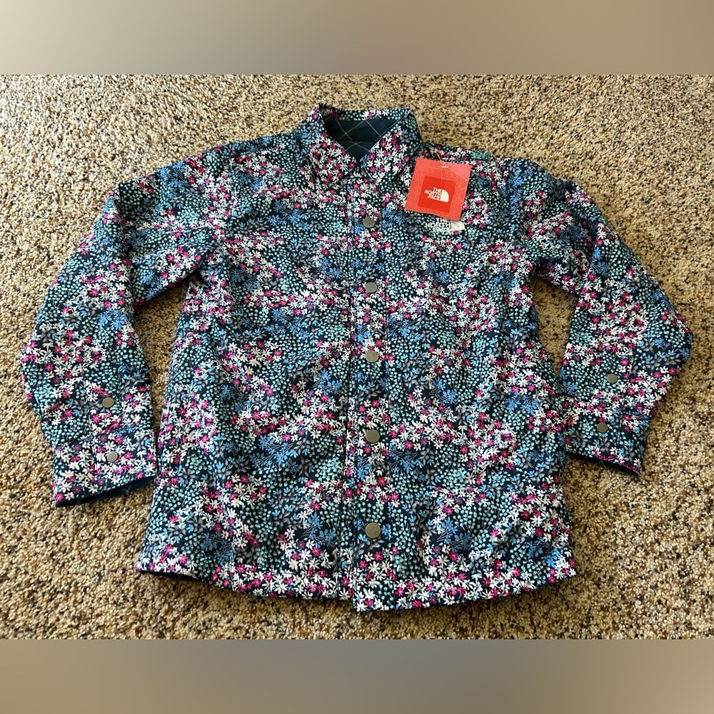 BNWT The North Face big girl reversible jacket, size S (7/8)
